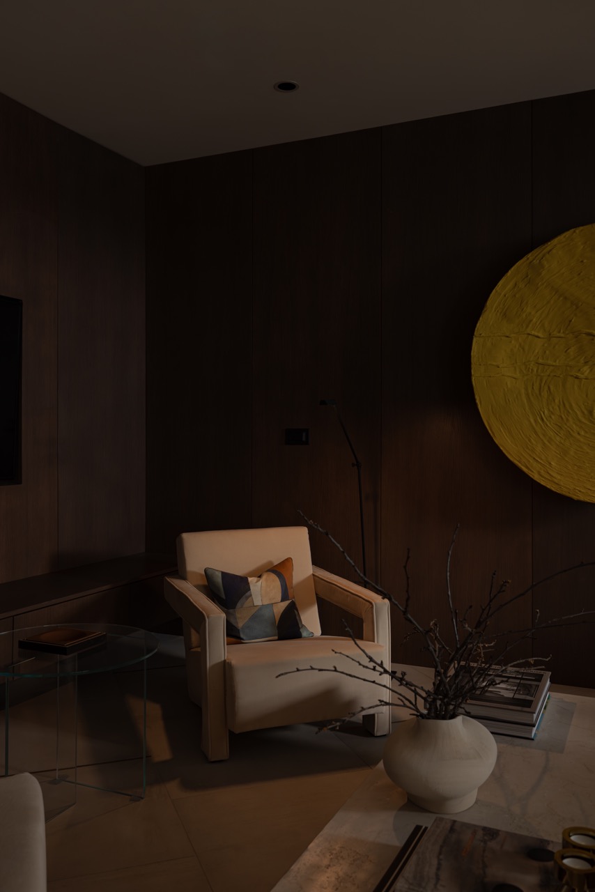 Svaki predmet ima svoju priču i doprinosi celini na nenametljiv način. Volim kada prostor odiše toplinom i kada kroz teksture i tonove možeš da osetiš mir. U dnevnom boravku to je postignuto kroz prirodne materijale i umetničke akcente, u kuhinji kroz igru svetlosti i refleksija, a u spavaćoj sobi kroz nežan balans tamnih površina i mekih tkanina. Dečja soba - poseban deo projekta čuva duh igre, slobode i boja, ali u okviru estetike koja poštuje ostatak doma.