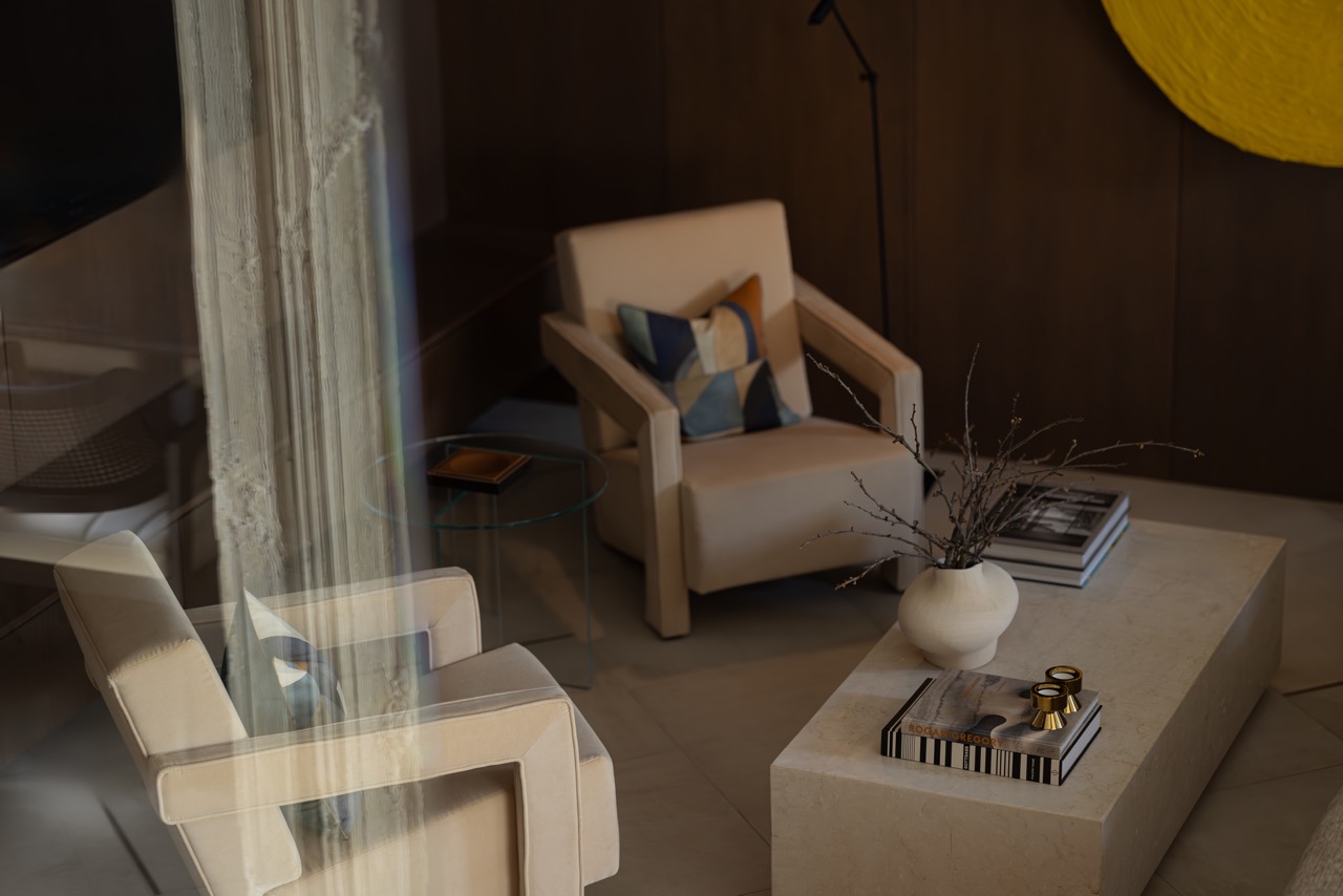 Svaki predmet ima svoju priču i doprinosi celini na nenametljiv način. Volim kada prostor odiše toplinom i kada kroz teksture i tonove možeš da osetiš mir. U dnevnom boravku to je postignuto kroz prirodne materijale i umetničke akcente, u kuhinji kroz igru svetlosti i refleksija, a u spavaćoj sobi kroz nežan balans tamnih površina i mekih tkanina. Dečja soba - poseban deo projekta čuva duh igre, slobode i boja, ali u okviru estetike koja poštuje ostatak doma.