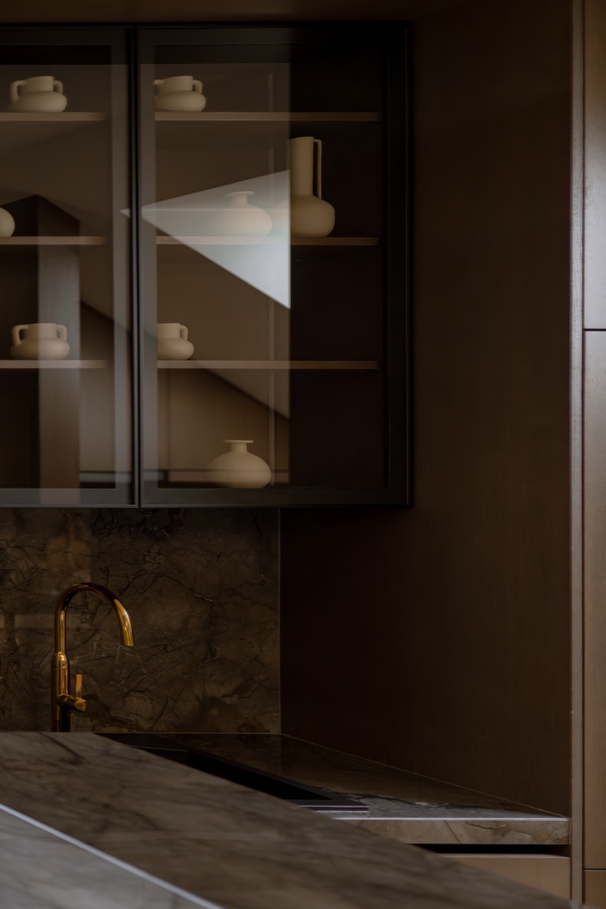 Svaki predmet ima svoju priču i doprinosi celini na nenametljiv način. Volim kada prostor odiše toplinom i kada kroz teksture i tonove možeš da osetiš mir. U dnevnom boravku to je postignuto kroz prirodne materijale i umetničke akcente, u kuhinji kroz igru svetlosti i refleksija, a u spavaćoj sobi kroz nežan balans tamnih površina i mekih tkanina. Dečja soba - poseban deo projekta čuva duh igre, slobode i boja, ali u okviru estetike koja poštuje ostatak doma.