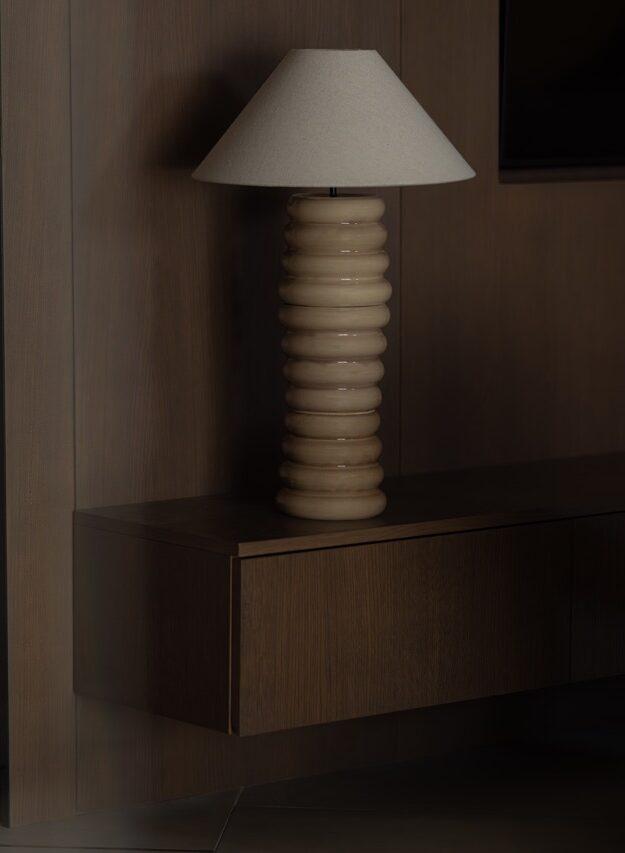 Svaki predmet ima svoju priču i doprinosi celini na nenametljiv način. Volim kada prostor odiše toplinom i kada kroz teksture i tonove možeš da osetiš mir. U dnevnom boravku to je postignuto kroz prirodne materijale i umetničke akcente, u kuhinji kroz igru svetlosti i refleksija, a u spavaćoj sobi kroz nežan balans tamnih površina i mekih tkanina. Dečja soba - poseban deo projekta čuva duh igre, slobode i boja, ali u okviru estetike koja poštuje ostatak doma.