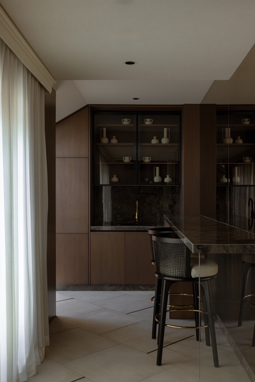 Svaki predmet ima svoju priču i doprinosi celini na nenametljiv način. Volim kada prostor odiše toplinom i kada kroz teksture i tonove možeš da osetiš mir. U dnevnom boravku to je postignuto kroz prirodne materijale i umetničke akcente, u kuhinji kroz igru svetlosti i refleksija, a u spavaćoj sobi kroz nežan balans tamnih površina i mekih tkanina. Dečja soba - poseban deo projekta čuva duh igre, slobode i boja, ali u okviru estetike koja poštuje ostatak doma.