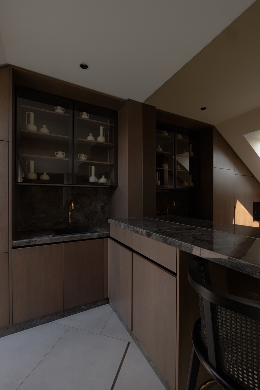 Svaki predmet ima svoju priču i doprinosi celini na nenametljiv način. Volim kada prostor odiše toplinom i kada kroz teksture i tonove možeš da osetiš mir. U dnevnom boravku to je postignuto kroz prirodne materijale i umetničke akcente, u kuhinji kroz igru svetlosti i refleksija, a u spavaćoj sobi kroz nežan balans tamnih površina i mekih tkanina. Dečja soba - poseban deo projekta čuva duh igre, slobode i boja, ali u okviru estetike koja poštuje ostatak doma.