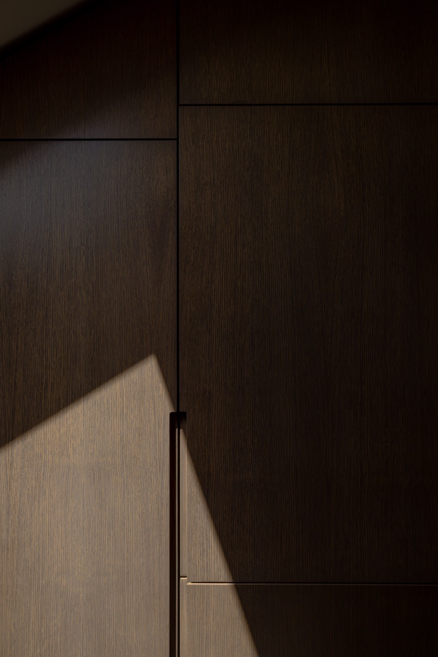 Svaki predmet ima svoju priču i doprinosi celini na nenametljiv način. Volim kada prostor odiše toplinom i kada kroz teksture i tonove možeš da osetiš mir. U dnevnom boravku to je postignuto kroz prirodne materijale i umetničke akcente, u kuhinji kroz igru svetlosti i refleksija, a u spavaćoj sobi kroz nežan balans tamnih površina i mekih tkanina. Dečja soba - poseban deo projekta čuva duh igre, slobode i boja, ali u okviru estetike koja poštuje ostatak doma.