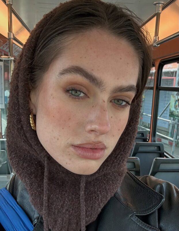 Tečni bronzeri ostaju u našem neseseru i tokom hladnijih dana, a ovako ih nanosimo