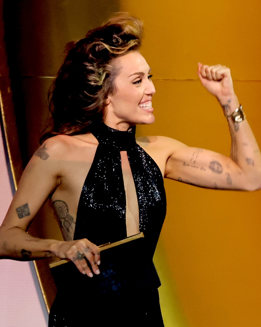 Zategnuti bicepsi Miley Cyrus 