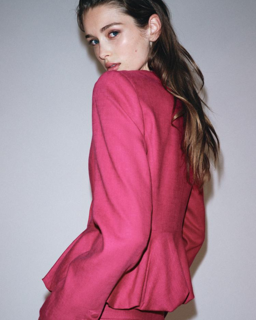 Peplum sakoi i džemperi su in