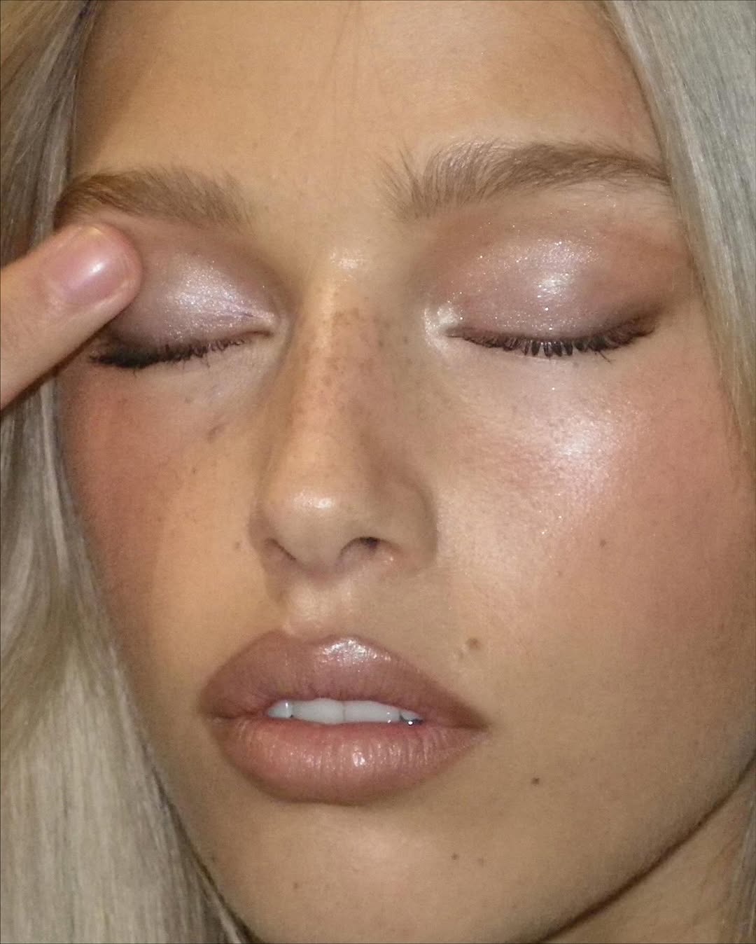 Svetlucave senke za oči 2025. 