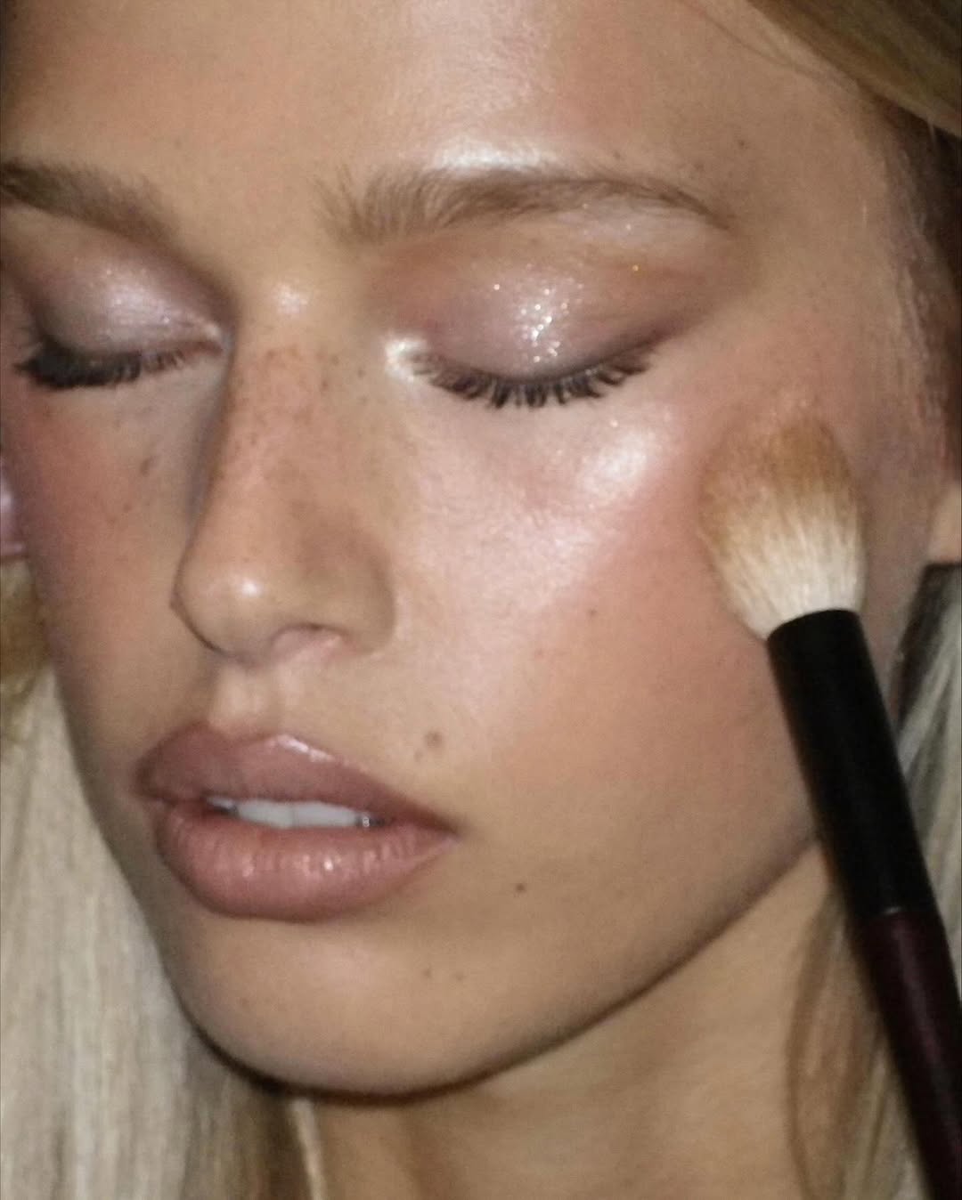 Svetlucave senke za oči 2025. 